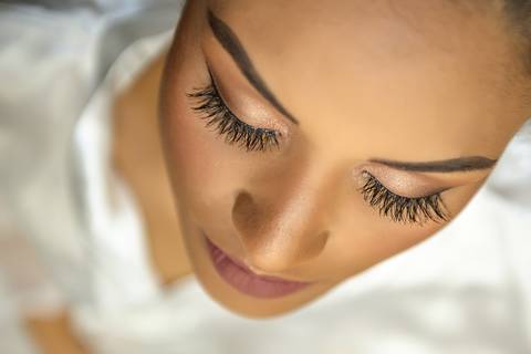 dia da noiva, mariana assis lounge, abrescas, buque rosa, natus barber shop, madrinahs de rosa, noide terno vinho, casamento de noite, dia do noivo, make de noiva, penteado de noiva'