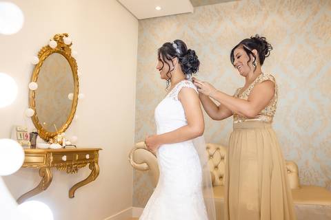 dia da noiva, mariana assis lounge, abrescas, buque rosa, natus barber shop, madrinahs de rosa, noide terno vinho, casamento de noite, dia do noivo, make de noiva, penteado de noiva'