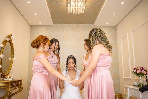 dia da noiva, mariana assis lounge, abrescas, buque rosa, natus barber shop, madrinahs de rosa, noide terno vinho, casamento de noite, dia do noivo, make de noiva, penteado de noiva'