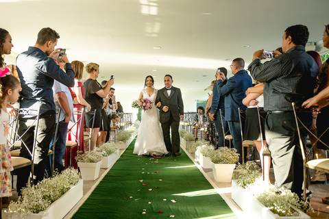 dia da noiva, mariana assis lounge, abrescas, buque rosa, natus barber shop, madrinahs de rosa, noide terno vinho, casamento de noite, dia do noivo, make de noiva, penteado de noiva'