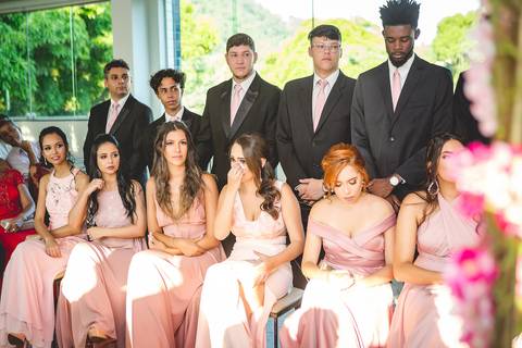 dia da noiva, mariana assis lounge, abrescas, buque rosa, natus barber shop, madrinahs de rosa, noide terno vinho, casamento de noite, dia do noivo, make de noiva, penteado de noiva'