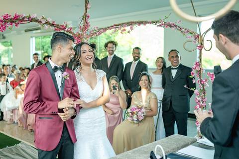 dia da noiva, mariana assis lounge, abrescas, buque rosa, natus barber shop, madrinahs de rosa, noide terno vinho, casamento de noite, dia do noivo, make de noiva, penteado de noivadia da noiva, mariana assis lounge, abrescas, buque rosa, natus barber sho'