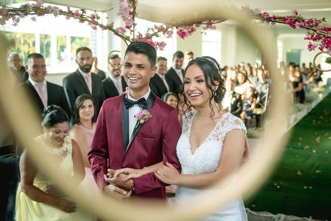 dia da noiva, mariana assis lounge, abrescas, buque rosa, natus barber shop, madrinahs de rosa, noide terno vinho, casamento de noite, dia do noivo, make de noiva, penteado de noiva'