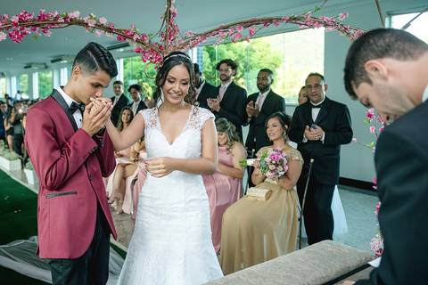 dia da noiva, mariana assis lounge, abrescas, buque rosa, natus barber shop, madrinahs de rosa, noide terno vinho, casamento de noite, dia do noivo, make de noiva, penteado de noiva'