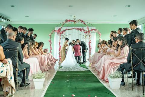 dia da noiva, mariana assis lounge, abrescas, buque rosa, natus barber shop, madrinahs de rosa, noide terno vinho, casamento de noite, dia do noivo, make de noiva, penteado de noiva'