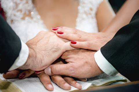 dia da noiva, mariana assis lounge, abrescas, buque rosa, natus barber shop, madrinahs de rosa, noide terno vinho, casamento de noite, dia do noivo, make de noiva, penteado de noiva'