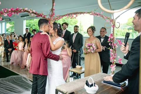 dia da noiva, mariana assis lounge, abrescas, buque rosa, natus barber shop, madrinahs de rosa, noide terno vinho, casamento de noite, dia do noivo, make de noiva, penteado de noiva'