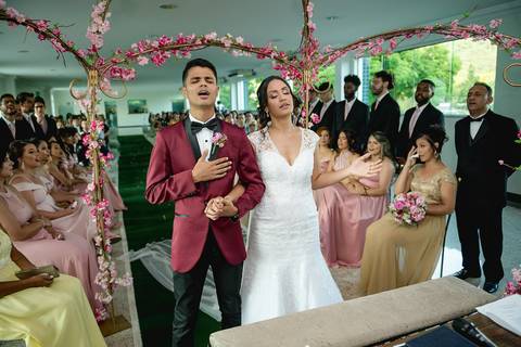 dia da noiva, mariana assis lounge, abrescas, buque rosa, natus barber shop, madrinahs de rosa, noide terno vinho, casamento de noite, dia do noivo, make de noiva, penteado de noiva'