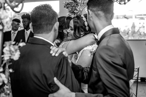 dia da noiva, mariana assis lounge, abrescas, buque rosa, natus barber shop, madrinahs de rosa, noide terno vinho, casamento de noite, dia do noivo, make de noiva, penteado de noiva'