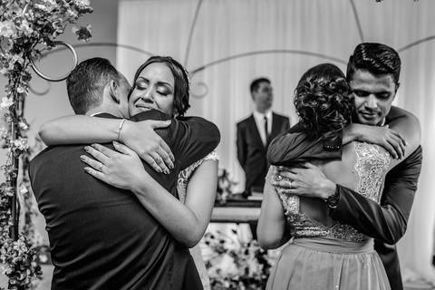 dia da noiva, mariana assis lounge, abrescas, buque rosa, natus barber shop, madrinahs de rosa, noide terno vinho, casamento de noite, dia do noivo, make de noiva, penteado de noiva'