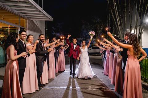 dia da noiva, mariana assis lounge, abrescas, buque rosa, natus barber shop, madrinahs de rosa, noide terno vinho, casamento de noite, dia do noivo, make de noiva, penteado de noiva'