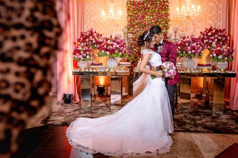 dia da noiva, mariana assis lounge, abrescas, buque rosa, natus barber shop, madrinahs de rosa, noide terno vinho, casamento de noite, dia do noivo, make de noiva, penteado de noiva'