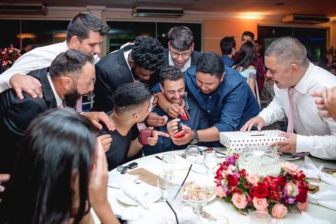 dia da noiva, mariana assis lounge, abrescas, buque rosa, natus barber shop, madrinahs de rosa, noide terno vinho, casamento de noite, dia do noivo, make de noiva, penteado de noiva'