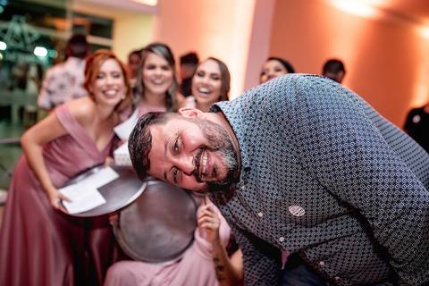 dia da noiva, mariana assis lounge, abrescas, buque rosa, natus barber shop, madrinahs de rosa, noide terno vinho, casamento de noite, dia do noivo, make de noiva, penteado de noiva'