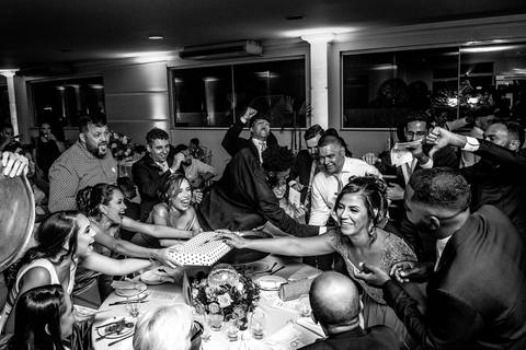 dia da noiva, mariana assis lounge, abrescas, buque rosa, natus barber shop, madrinahs de rosa, noide terno vinho, casamento de noite, dia do noivo, make de noiva, penteado de noiva'