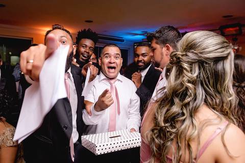 dia da noiva, mariana assis lounge, abrescas, buque rosa, natus barber shop, madrinahs de rosa, noide terno vinho, casamento de noite, dia do noivo, make de noiva, penteado de noiva'