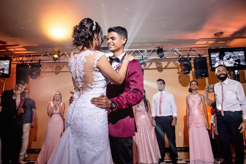 dia da noiva, mariana assis lounge, abrescas, buque rosa, natus barber shop, madrinahs de rosa, noide terno vinho, casamento de noite, dia do noivo, make de noiva, penteado de noiva'