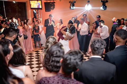 dia da noiva, mariana assis lounge, abrescas, buque rosa, natus barber shop, madrinahs de rosa, noide terno vinho, casamento de noite, dia do noivo, make de noiva, penteado de noiva'