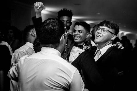 dia da noiva, mariana assis lounge, abrescas, buque rosa, natus barber shop, madrinahs de rosa, noide terno vinho, casamento de noite, dia do noivo, make de noiva, penteado de noiva'