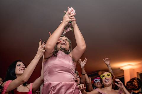 dia da noiva, mariana assis lounge, abrescas, buque rosa, natus barber shop, madrinahs de rosa, noide terno vinho, casamento de noite, dia do noivo, make de noiva, penteado de noiva'