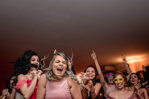 dia da noiva, mariana assis lounge, abrescas, buque rosa, natus barber shop, madrinahs de rosa, noide terno vinho, casamento de noite, dia do noivo, make de noiva, penteado de noiva'