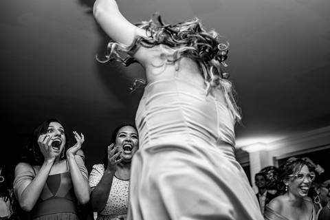 dia da noiva, mariana assis lounge, abrescas, buque rosa, natus barber shop, madrinahs de rosa, noide terno vinho, casamento de noite, dia do noivo, make de noiva, penteado de noiva'