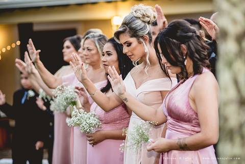 jardim das orquideas, praia grande, mariana assis, louge, noiva, penteado de noiva, vestido de noiva, terno de noivo, cinza, madrinha de rosê, madrinhas de rosa, eh viva assessoria, fabiana e julio fotografia, fotografia de casamento, casal de fotogrado'