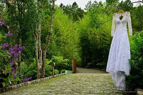 espaço serra do mar, casamento de dia, casamento no campo, mariana assis, maquiadora mariana assis, dia da noiva, vestido wanda brasil, noivo de azul, buque orquideas'