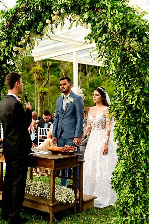 espaço serra do mar, casamento de dia, casamento no campo, mariana assis, maquiadora mariana assis, dia da noiva, vestido wanda brasil, noivo de azul, buque orquideas'