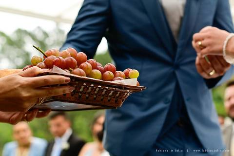 espaço serra do mar, casamento de dia, casamento no campo, mariana assis, maquiadora mariana assis, dia da noiva, vestido wanda brasil, noivo de azul, buque orquideas'