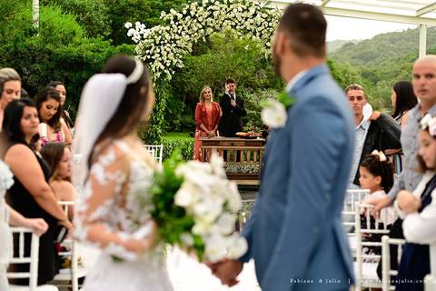 espaço serra do mar, casamento de dia, casamento no campo, mariana assis, maquiadora mariana assis, dia da noiva, vestido wanda brasil, noivo de azul, buque orquideas'