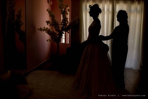 andressa justiniano make, penteado de noiva, dia da noiva, casamento de dia, jardim das orquideas, buquet cacho de uva, maquiagem para noiva, terno azul para noivo, madrinhas em tons pasteis, vestido de madrinha claros,  sapato noivo, padrinhos alegres'