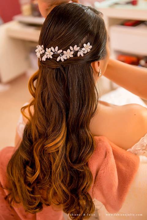 andressa justiniano make, penteado de noiva, dia da noiva, casamento de dia, jardim das orquideas, buquet cacho de uva, maquiagem para noiva, terno azul para noivo, madrinhas em tons pasteis, vestido de madrinha claros,  sapato noivo, padrinhos alegres'