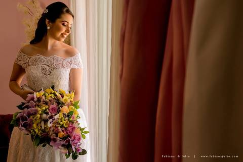 andressa justiniano make, penteado de noiva, dia da noiva, casamento de dia, jardim das orquideas, buquet cacho de uva, maquiagem para noiva, terno azul para noivo, madrinhas em tons pasteis, vestido de madrinha claros,  sapato noivo, padrinhos alegres'