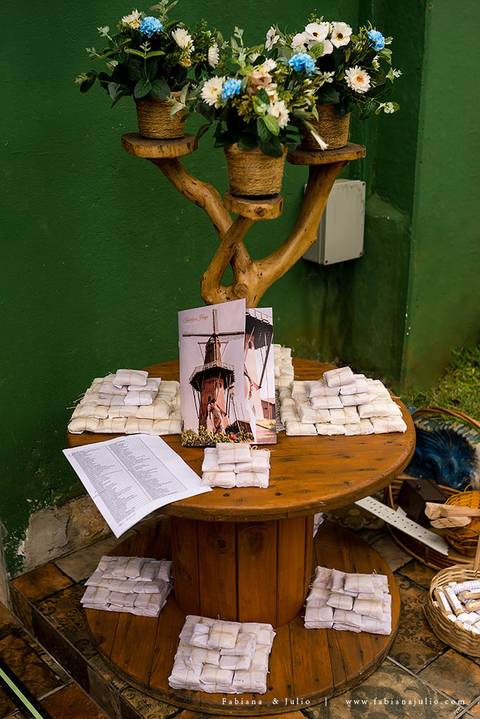 andressa justiniano make, penteado de noiva, dia da noiva, casamento de dia, jardim das orquideas, buquet cacho de uva, maquiagem para noiva, terno azul para noivo, madrinhas em tons pasteis, vestido de madrinha claros,  sapato noivo, padrinhos alegresand'