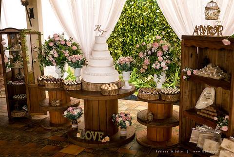 andressa justiniano make, penteado de noiva, dia da noiva, casamento de dia, jardim das orquideas, buquet cacho de uva, maquiagem para noiva, terno azul para noivo, madrinhas em tons pasteis, vestido de madrinha claros,  sapato noivo, padrinhos alegres'