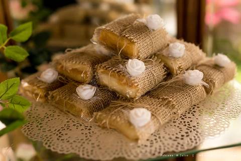 andressa justiniano make, penteado de noiva, dia da noiva, casamento de dia, jardim das orquideas, buquet cacho de uva, maquiagem para noiva, terno azul para noivo, madrinhas em tons pasteis, vestido de madrinha claros,  sapato noivo, padrinhos alegres'