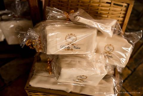 andressa justiniano make, penteado de noiva, dia da noiva, casamento de dia, jardim das orquideas, buquet cacho de uva, maquiagem para noiva, terno azul para noivo, madrinhas em tons pasteis, vestido de madrinha claros,  sapato noivo, padrinhos alegres'