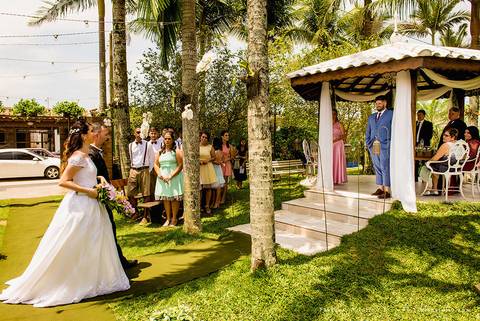 andressa justiniano make, penteado de noiva, dia da noiva, casamento de dia, jardim das orquideas, buquet cacho de uva, maquiagem para noiva, terno azul para noivo, madrinhas em tons pasteis, vestido de madrinha claros,  sapato noivo, padrinhos alegres'