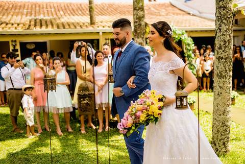 andressa justiniano make, penteado de noiva, dia da noiva, casamento de dia, jardim das orquideas, buquet cacho de uva, maquiagem para noiva, terno azul para noivo, madrinhas em tons pasteis, vestido de madrinha claros,  sapato noivo, padrinhos alegres'