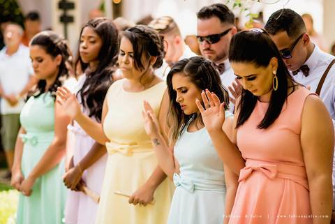 andressa justiniano make, penteado de noiva, dia da noiva, casamento de dia, jardim das orquideas, buquet cacho de uva, maquiagem para noiva, terno azul para noivo, madrinhas em tons pasteis, vestido de madrinha claros,  sapato noivo, padrinhos alegres'