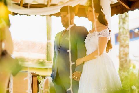 andressa justiniano make, penteado de noiva, dia da noiva, casamento de dia, jardim das orquideas, buquet cacho de uva, maquiagem para noiva, terno azul para noivo, madrinhas em tons pasteis, vestido de madrinha claros,  sapato noivo, padrinhos alegresand'