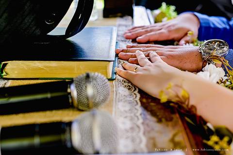 andressa justiniano make, penteado de noiva, dia da noiva, casamento de dia, jardim das orquideas, buquet cacho de uva, maquiagem para noiva, terno azul para noivo, madrinhas em tons pasteis, vestido de madrinha claros,  sapato noivo, padrinhos alegres'