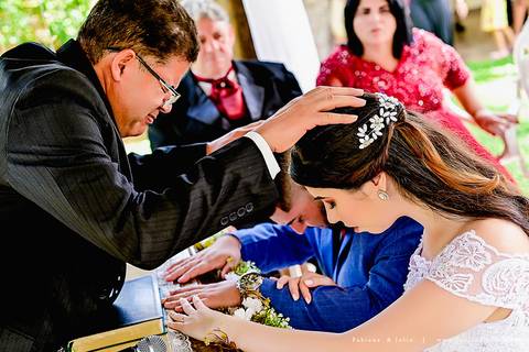 andressa justiniano make, penteado de noiva, dia da noiva, casamento de dia, jardim das orquideas, buquet cacho de uva, maquiagem para noiva, terno azul para noivo, madrinhas em tons pasteis, vestido de madrinha claros,  sapato noivo, padrinhos alegres'