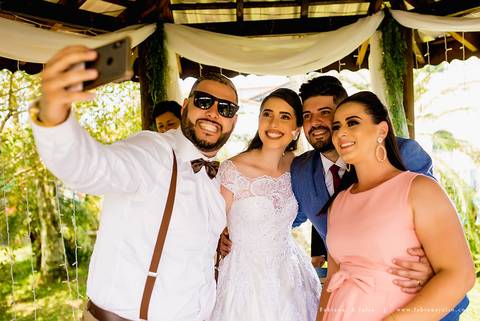 andressa justiniano make, penteado de noiva, dia da noiva, casamento de dia, jardim das orquideas, buquet cacho de uva, maquiagem para noiva, terno azul para noivo, madrinhas em tons pasteis, vestido de madrinha claros,  sapato noivo, padrinhos alegresand'