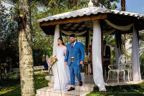 andressa justiniano make, penteado de noiva, dia da noiva, casamento de dia, jardim das orquideas, buquet cacho de uva, maquiagem para noiva, terno azul para noivo, madrinhas em tons pasteis, vestido de madrinha claros,  sapato noivo, padrinhos alegres'