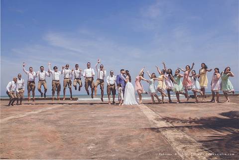 andressa justiniano make, penteado de noiva, dia da noiva, casamento de dia, jardim das orquideas, buquet cacho de uva, maquiagem para noiva, terno azul para noivo, madrinhas em tons pasteis, vestido de madrinha claros,  sapato noivo, padrinhos alegres'