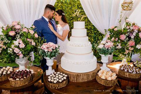 andressa justiniano make, penteado de noiva, dia da noiva, casamento de dia, jardim das orquideas, buquet cacho de uva, maquiagem para noiva, terno azul para noivo, madrinhas em tons pasteis, vestido de madrinha claros,  sapato noivo, padrinhos alegres'