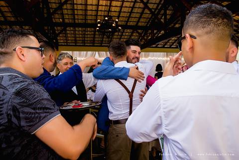 andressa justiniano make, penteado de noiva, dia da noiva, casamento de dia, jardim das orquideas, buquet cacho de uva, maquiagem para noiva, terno azul para noivo, madrinhas em tons pasteis, vestido de madrinha claros,  sapato noivo, padrinhos alegres'