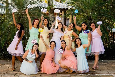 andressa justiniano make, penteado de noiva, dia da noiva, casamento de dia, jardim das orquideas, buquet cacho de uva, maquiagem para noiva, terno azul para noivo, madrinhas em tons pasteis, vestido de madrinha claros,  sapato noivo, padrinhos alegres'